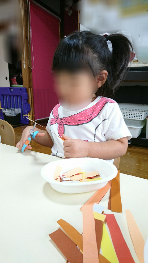 はさみの一回切りと折り紙ちぎり 家庭的保育室 すてっぷ
