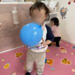 紙皿と風船で羽子板